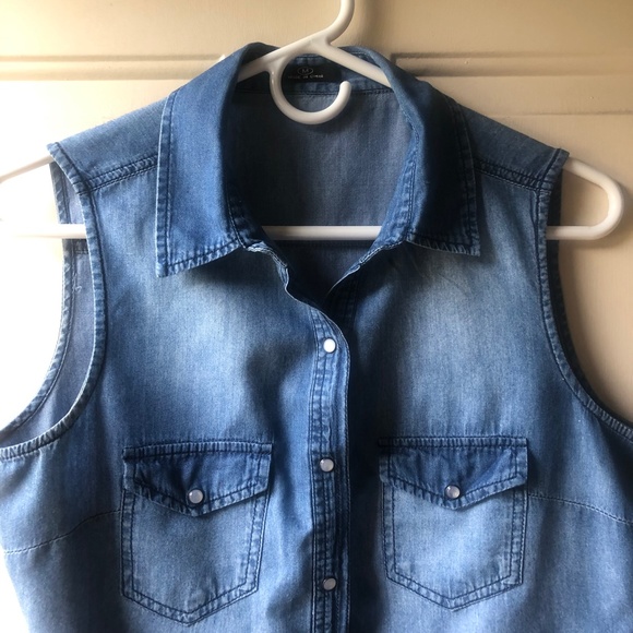 Denim Women's Sleeveless V Neck Button Down Blouse. Size M - Picture 11 of 12